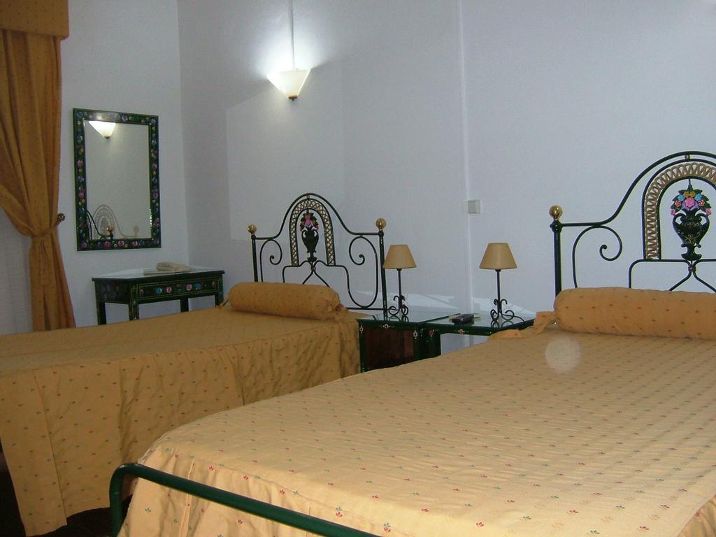 Alentejano Low Cost Hotel Estremoz Rom bilde